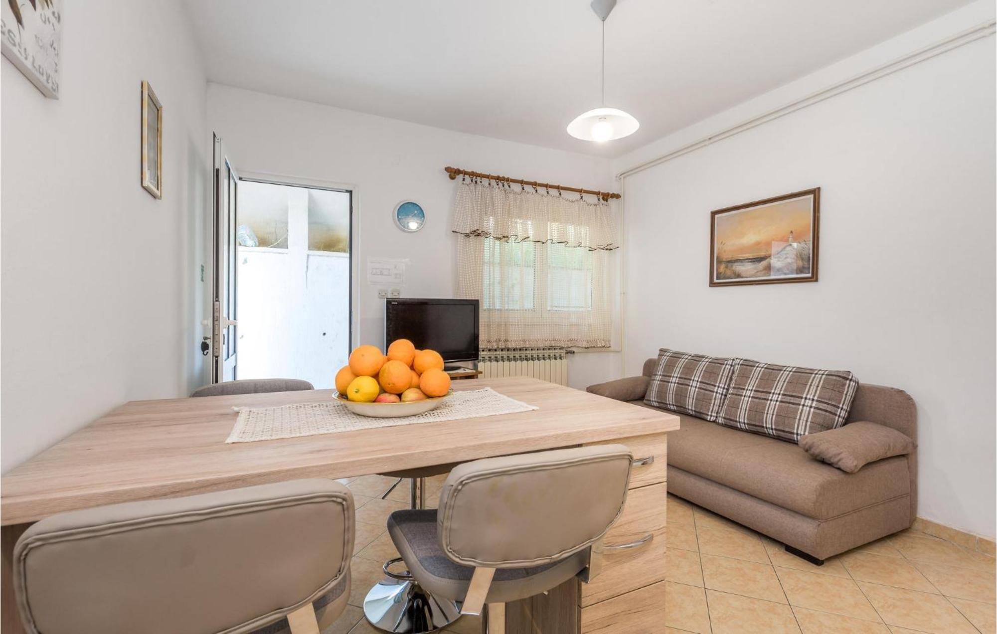 1 Bedroom Amazing Apartment In Kampor Exterior foto