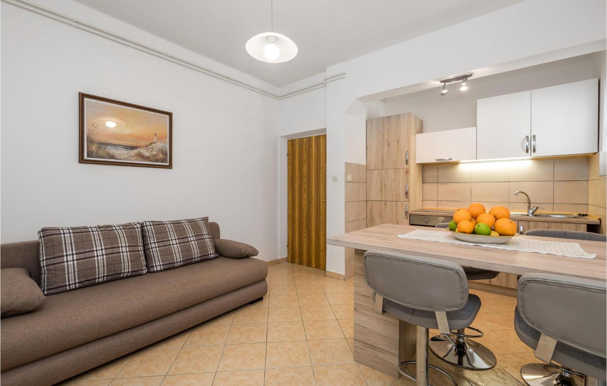 1 Bedroom Amazing Apartment In Kampor Exterior foto